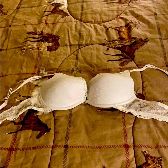 I am selling a padded bra. - Picture 1 of 3